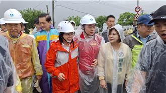 卓荣泰视察八掌溪溢堤破口 水利署将作更完善堤岸工程