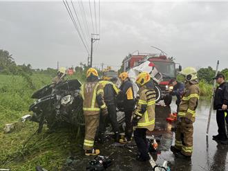 暴雨駕車自撞電桿「車身折成Ｖ字」  21歲男當場慘死 