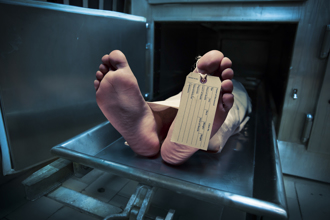 奇闻！颱风天父亲病逝 妻女自认殡仪馆放假 遗体塞冰箱3天