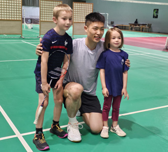 巴黎奧運》和勒瓦盧市合作有專屬運動中心 周天成和小朋友對打互動 