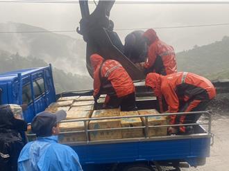 台中和平新佳陽部落不再是孤島 警消挺進送物資