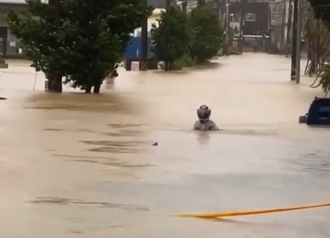 騎士驚險涉水「僅露出頭」 機車竟沒拋錨！網搖頭：準備報廢了