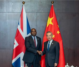 王毅見英國外交發展大臣   盼為陸企提供公平公正非歧視營商環境
