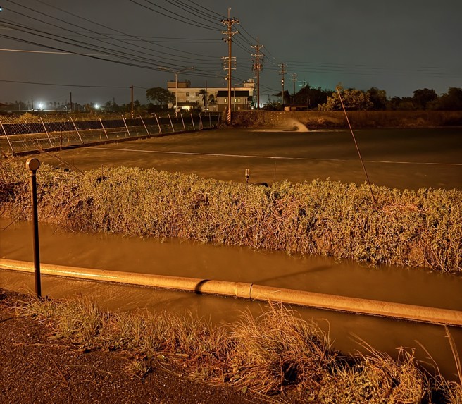 强颱凯米挟带狂风暴雨，屏东县25日多乡镇传出淹水灾情，东港镇许姓养殖户苦笑，「13池龙胆石斑变1池」，幸晚间水有稍退了。（许姓养殖户提供／谢佳潾屏东传真）