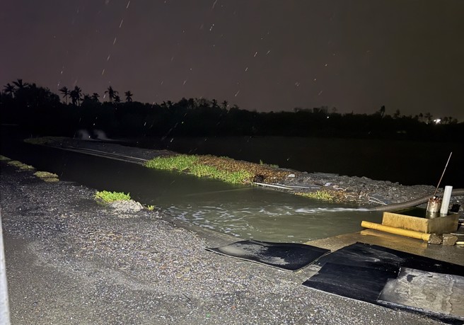 强颱凯米挟带狂风暴雨，屏东县25日多乡镇传出淹水灾情，东港镇许姓养殖户苦笑，「13池龙胆石斑变1池」。（许姓养殖户提供／谢佳潾屏东传真）