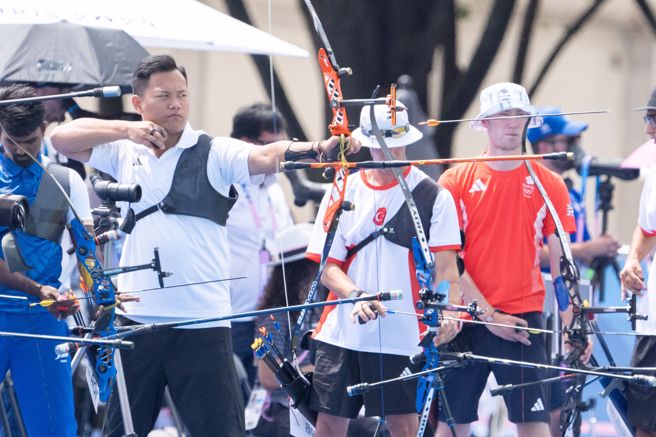 巴黎奧運中華射箭隊戴宇軒（左）。（杜宜諳攝）