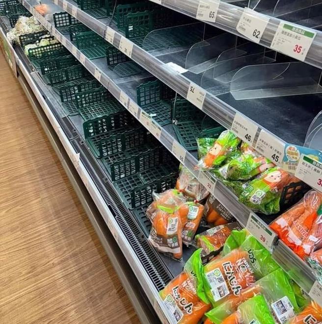 红萝卜乏人问津，在空荡的货架上显得格外抢眼。（翻摄爆料公社）