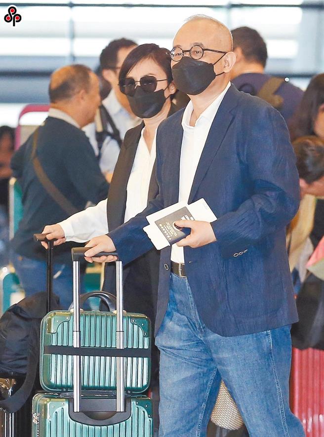 被控涉嫌洗钱的中国创新投资公司主席向心（右）、龚青（右二）夫妇解除境管后，低调搭机离台（中时资料照片，范扬光摄）