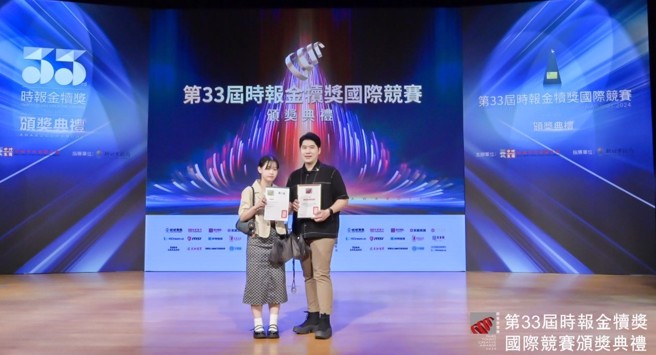 荣获「优秀指导教师奖」刘冠辰老师与学生合影（图/主办单位提供）