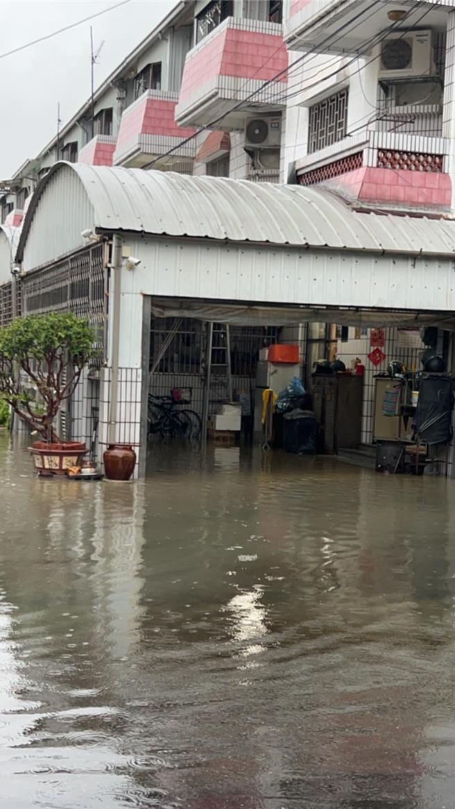 台南市盐水区因大雨不断，后镇大排溢堤加上天文大潮，26日凌晨3时开始淹水。（读者提供／程炳璋台南传真）