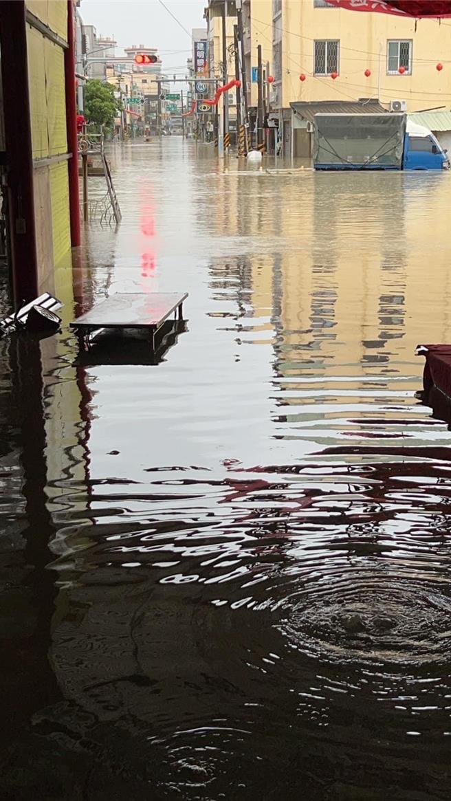 台南市盐水区26日凌晨3时开始淹水，知名的盐水武庙也成受灾户。（读者提供／程炳璋台南传真）
