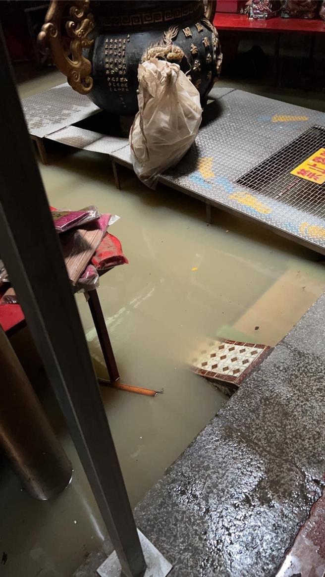 台南市盐水区26日凌晨3时降雨不断，不只4里严重淹水，盐水武庙内部也淹水。（读者提供／程炳璋台南传真）