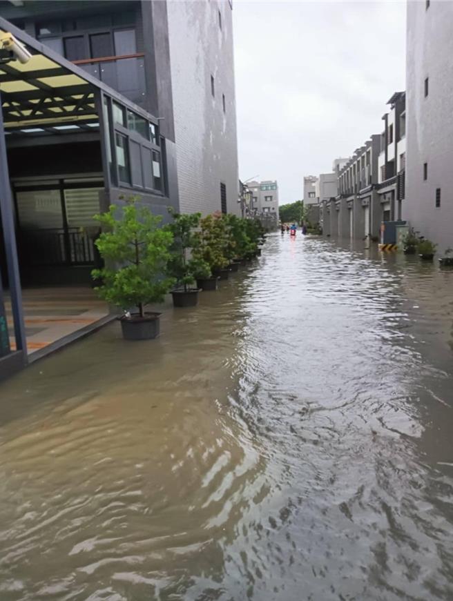 台南市盐水区因大雨不断，后镇大排溢堤加上天文大潮，26日凌晨3时开始淹水，一度深达30公分。（读者提供／程炳璋台南传真）
