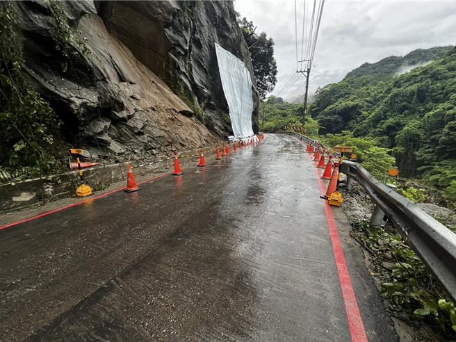 凯米颱风造成三峡区北114线道1K处昨土石坍方道路中断，经新北市养工处和三峡区公所同仁连夜不眠不休抢修，已于今天清晨4时30分抢通。（新北市工务局提供）