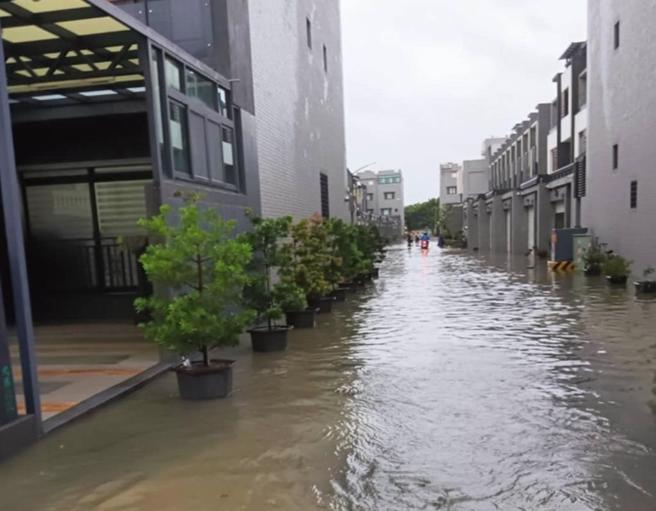 台南市盐水区因大雨不断，后镇大排溢堤加上天文大潮，26日凌晨3时开始淹水，一度深达30公分。（读者提供／程炳璋台南传真）
