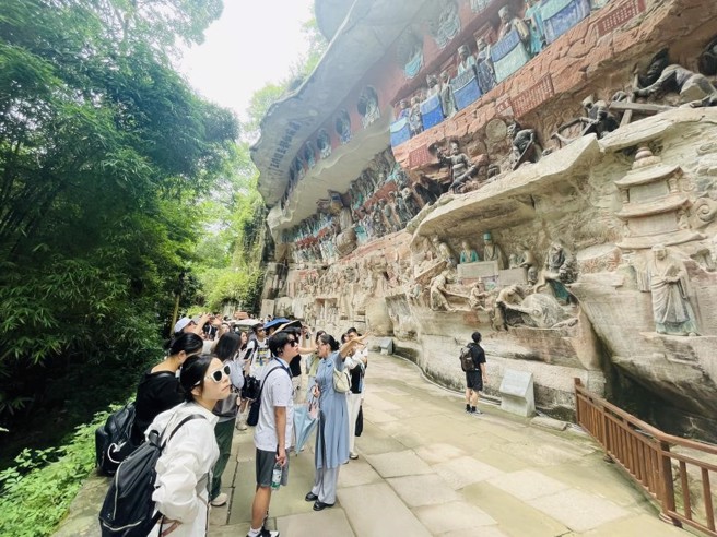 兩岸青年在大足石刻參訪拍攝影片。（圖/金津提供）