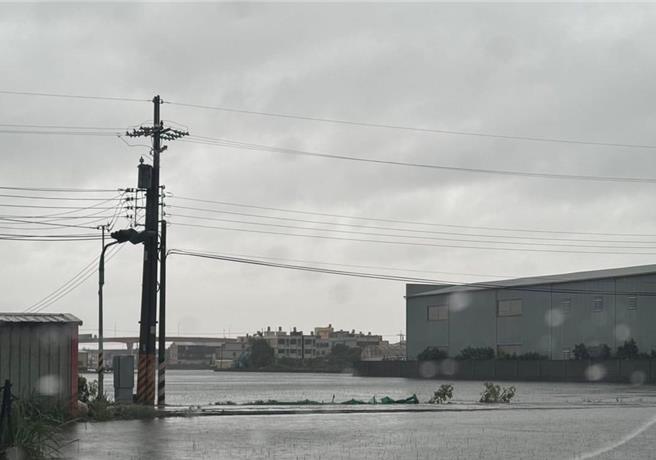 凱米颱風、雨彈狂炸一整晚，大安區路邊稻田淹水，水土溢出道路。（讀者提供／張妍溱台中傳真）