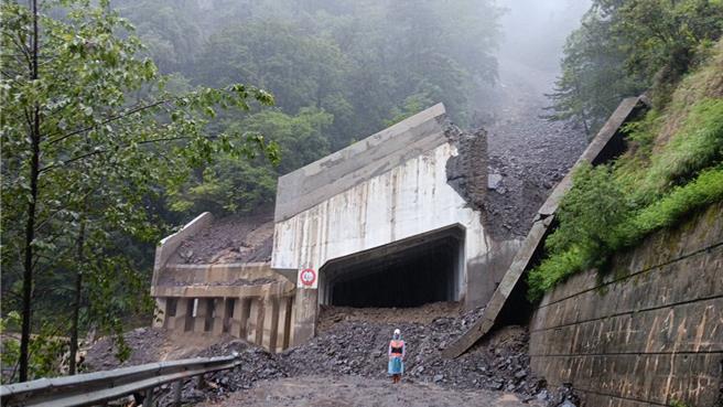 凱米颱風襲台、風大雨大，造成大梨山地區各路段紛紛出現災情，公路局中區養護工程分局谷關段26日指出，台8線96k明隧道封牆遭土石擊毀，隧道內淤積約2500立方公尺，目前盡全力清除搶通。（讀者提供／張妍溱台中傳真）