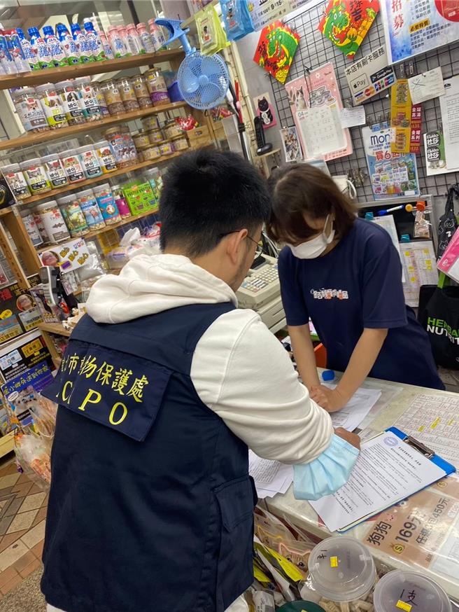 台北市動物保護處今年已展開寵物食品品質抽查行動，上半年稽查67件寵物食品，種類包含犬貓飼料、罐頭、零食及乳製品等，查獲21件標示不合格或未申報情事。(台北市動保處提供)