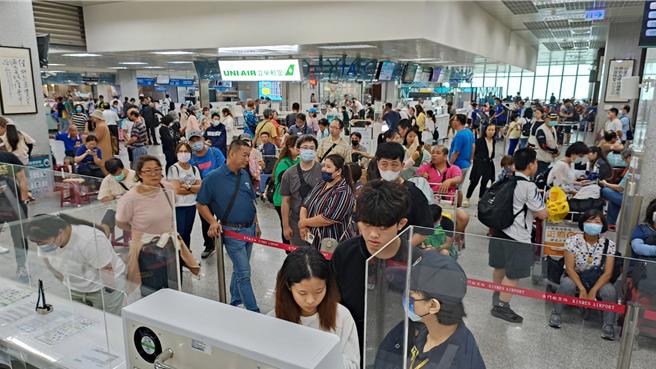 金门尚义机场今日恢復起降，天还没亮就有大批民眾排队等候准备候补。(图／民眾提供)