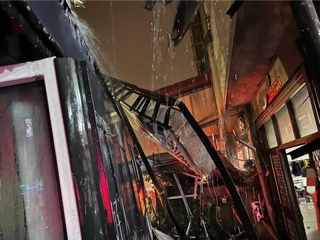 台中1輛公車25日晚間9點多行經龍井區中沙路、向上路六段口時，與劉男駕駛的轎車發生碰撞，又滑行撞擊3戶民宅與宅內3輛轎車，造成5人輕傷，其中3人送醫。（民眾提供／潘虹恩台中傳真）