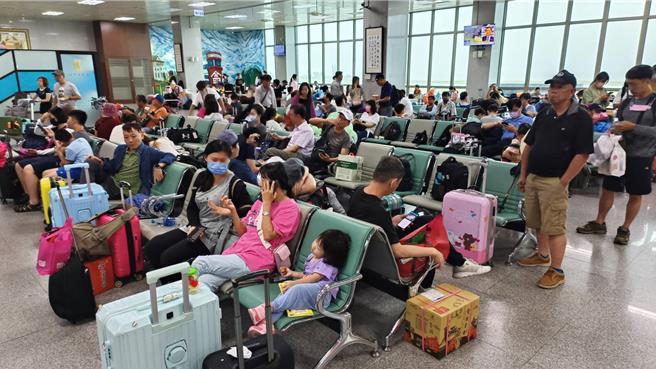 因侧风过大，很多已飞到金门上空的班机却无法降落折返飞回台湾。截至上午11点，仅有3架次飞机成功降落，整个机场大厅人山人海，苦等天气好转重新开场。(图／民眾提供)