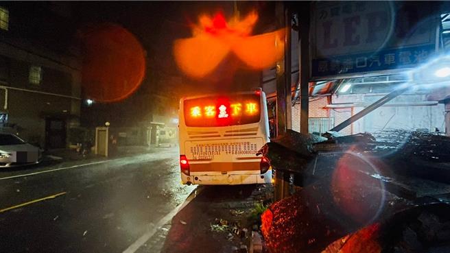 台中1輛公車25日晚間9點多行經龍井區中沙路、向上路六段口時，與劉男駕駛的轎車發生碰撞，又滑行撞擊3戶民宅與宅內3輛轎車，造成5人輕傷，其中3人送醫。（民眾提供／潘虹恩台中傳真）