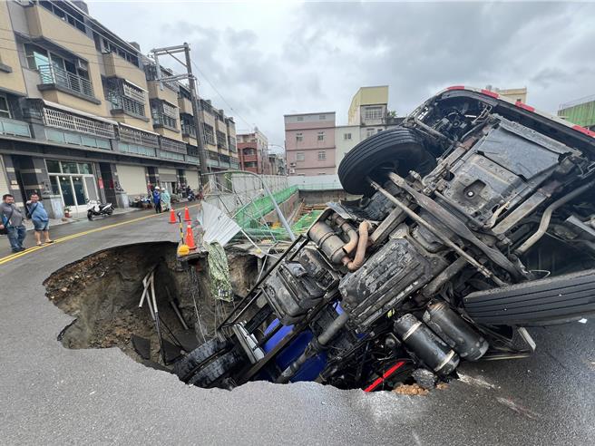 清水警方於26日上午9時10分獲報指稱，沙鹿區天仁北街附近，1台預拌混泥土車整台陷入坑洞，所幸司機受輕傷送醫無礙。（清水警分局提供／張妍溱台中傳真）