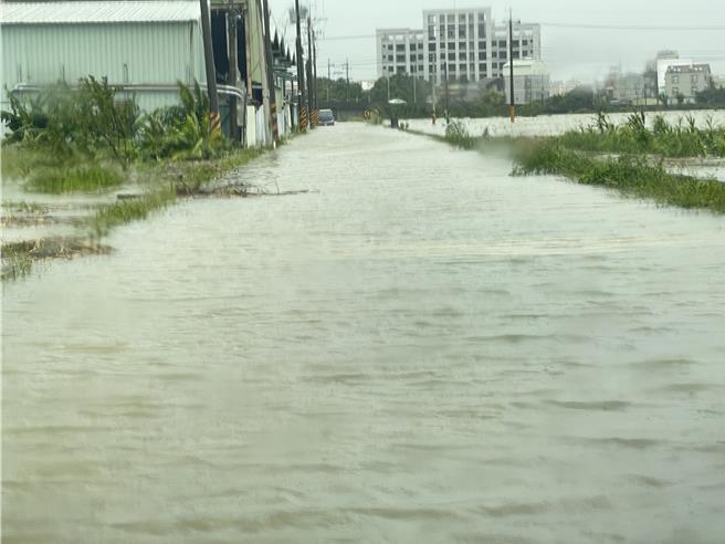 安定區中榮里下洲地區積水不退，許多道路難以行車。（寶智華攝）