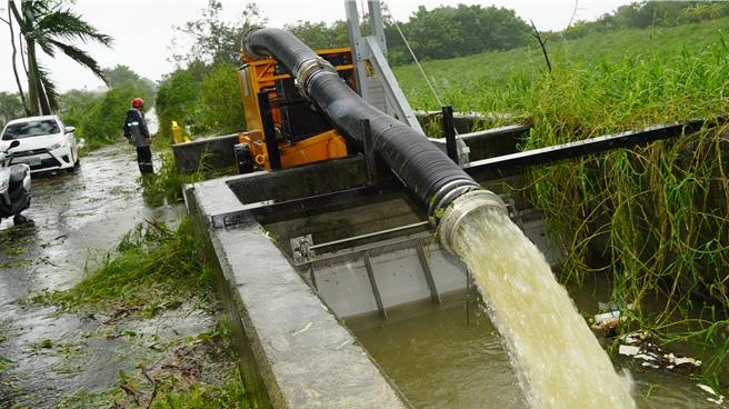 中榮里長翁炳煙一大早就冒雨騎機車檢查抽水機是否正常運作。（寶智華攝）