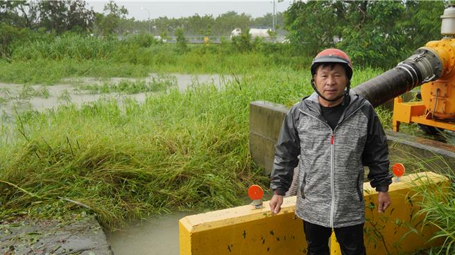 中榮里長翁炳煙指出，中榮里東側緊鄰國道1號，再過去就是南科園區，里內目前仍積水不退，（寶智華攝）宛如南科洪池。