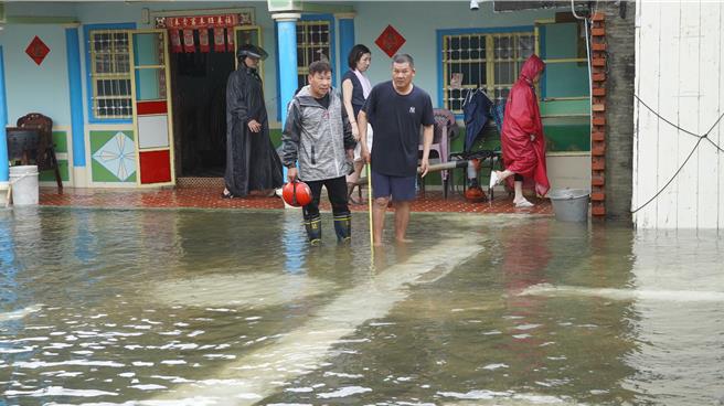 中榮里6鄰一處三合院仍積水不退。（寶智華攝）