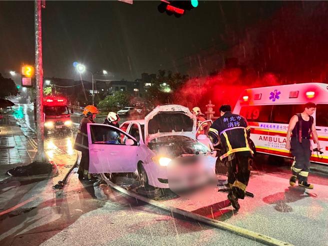 林口警方获报后到场，消防队员已扑灭火势。现场无人伤亡。（林口警分局提供）