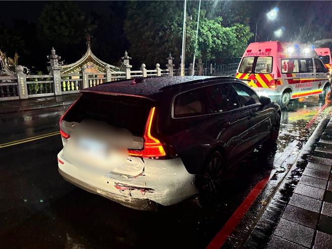 刘男驾驶休旅车，在竹林路停等红灯时，遭后方小轿车碰撞。（林口警分局提供）