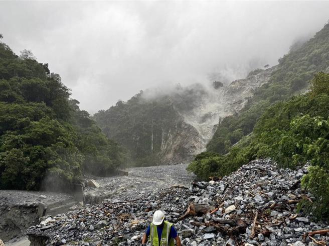 凯米颱风来袭，台9线苏花公路161.2公里匯德隧道北侧发生严重土石流。（公路局提供）