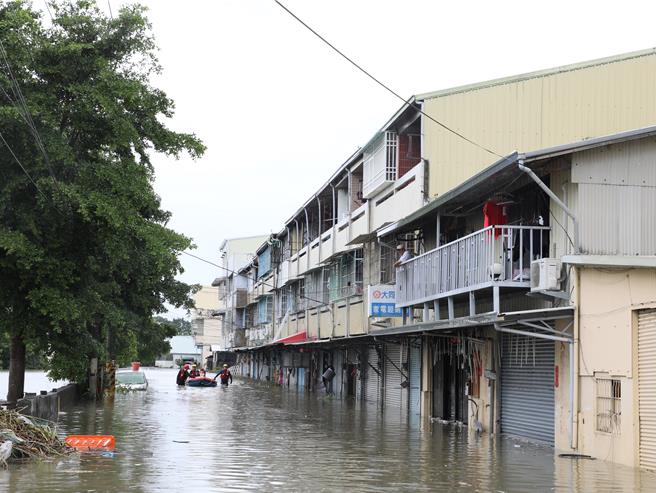 水上美上美社区淹水严重，民眾躲在2楼避淹水。（廖素慧摄）