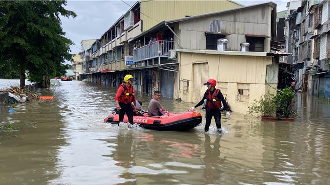救生艇救援受困民眾。（廖素慧摄）