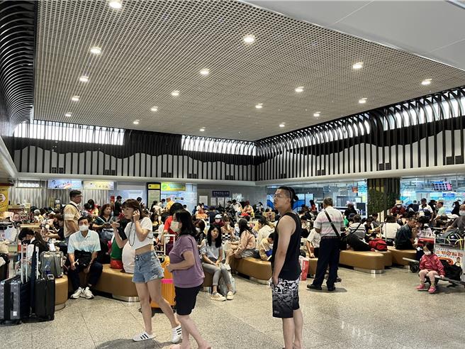 金门机场旅客情形。（民航局提供／蔡明亘台北传真）