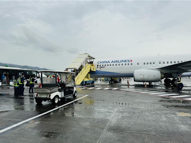 松山机场放大机型协助疏运。（民航局提供／蔡明亘台北传真）