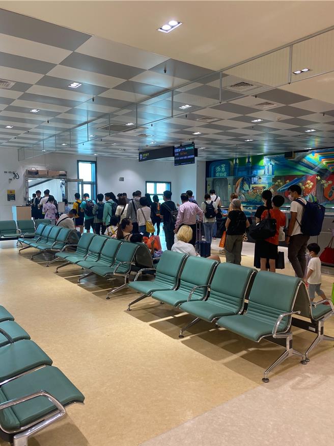 澎湖旅客登机状况。（民航局提供／蔡明亘台北传真）