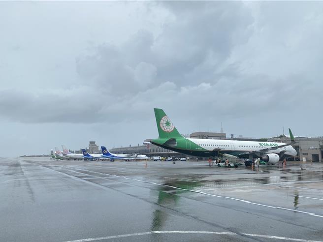 澎湖机场放大机型协助疏运。（民航局提供／蔡明亘台北传真）