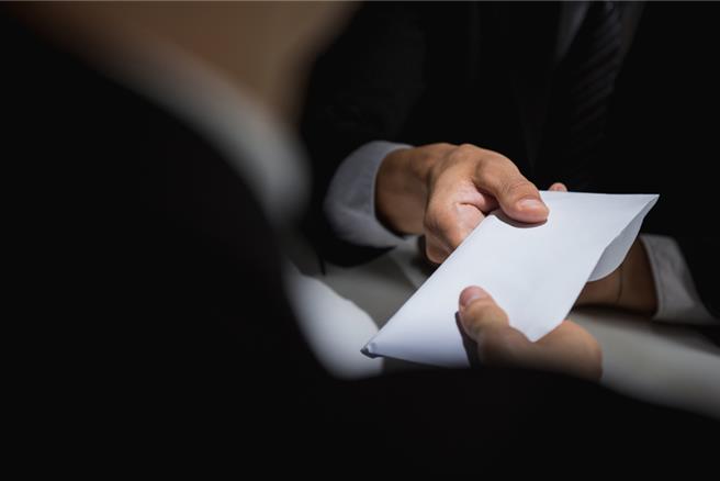 医师被控收贿25万元判囚11年定谳，再审逆转改判无罪。(图:shutterstock/达志)