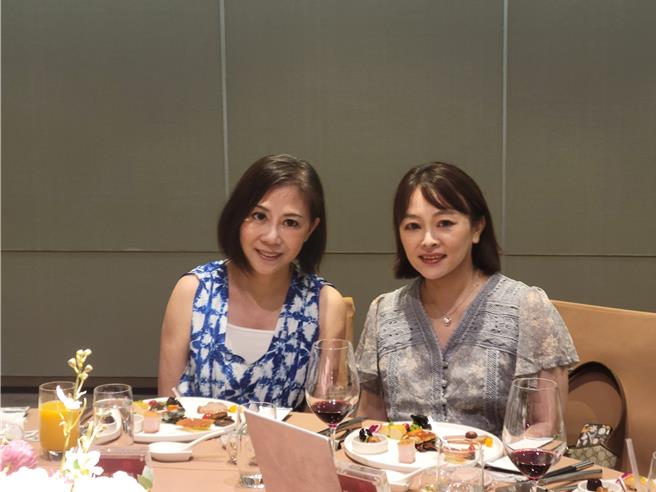 小彤（左）出席婚宴。（马可孛罗提供）