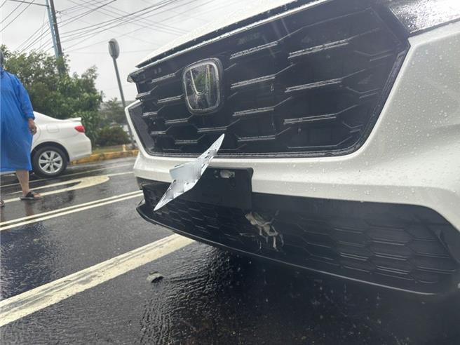 昨日凱米挾帶雨彈狂炸南台灣釀多處淹水，傳出多起車牌遺失讓社團管理員納悶「從沒遇過那麼多找車牌的文」，修車師傅透露現在車牌較薄加上鎖點不同，導致容易被水流沖走或變形。（民眾提供／任義宇高雄傳真）