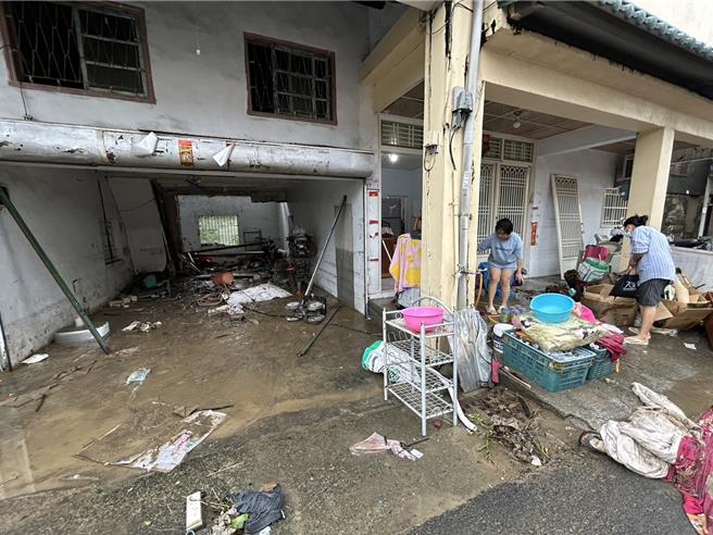 強颱凱米肆虐，村民26日一早見家園滿目瘡痍，一時不知從何清理起。（謝佳潾攝）