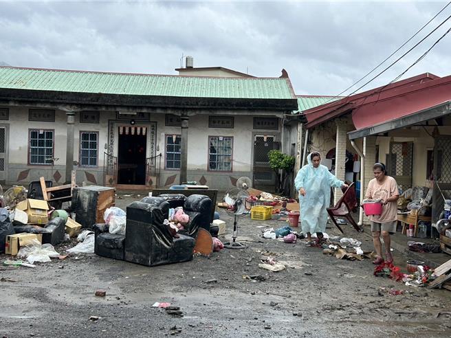 強颱凱米肆虐，村民26日一早見家園滿目瘡痍，一時不知從何清理起。（謝佳潾攝）