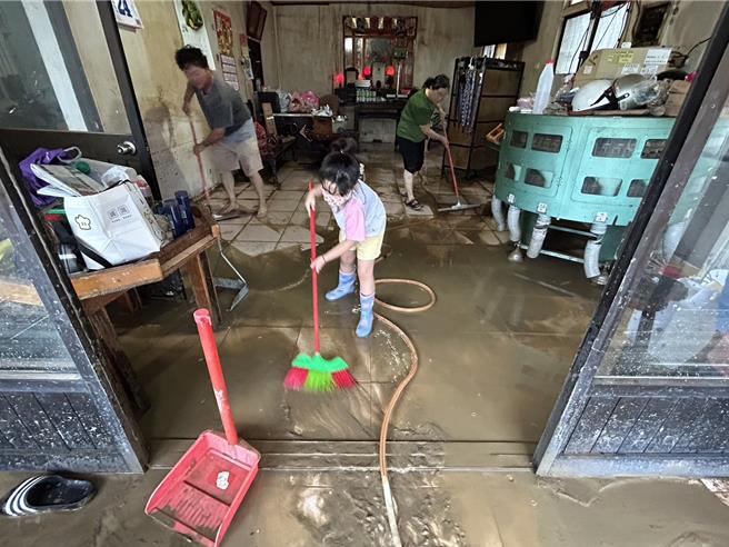 強颱凱米肆虐，村民26日一早見家園滿目瘡痍，一時不知從何清理起。（謝佳潾攝）