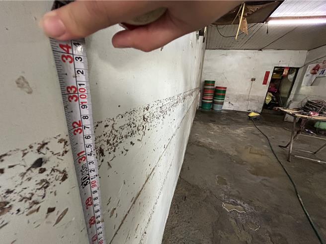 強颱凱米肆虐，村民26日一早見家園滿目瘡痍，一時不知從何清理起。（謝佳潾攝）