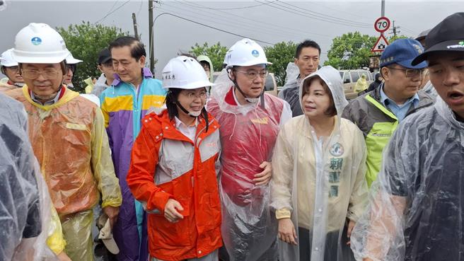 行政院長卓榮泰（右四著紅背心、透明雨衣者）到八掌溪視察溢堤破口。（程炳璋攝）