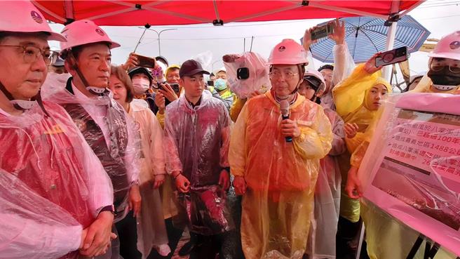 行政院長卓榮泰（左一）到八掌溪視察溢堤破口，聽取水利署現場簡報。（程炳璋攝）
